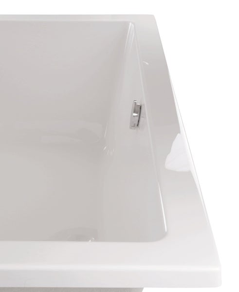 Detailansicht einer rechteckigen Badewanne mit Wannenrand und integriertem Überlauf aus Metall.