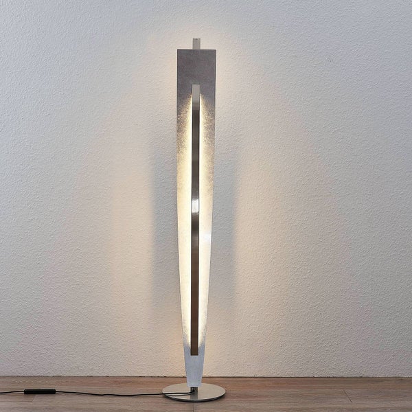 Moderne LED-Stehlampe aus Metall in schlanker, konischer Form mit warmweiß leuchtendem vertikalem Schlitz.