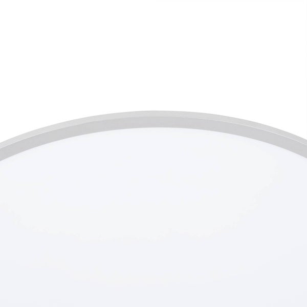 Detailansicht des silbernen Rahmens und der weißen Abdeckung einer runden LED-Deckenleuchte.