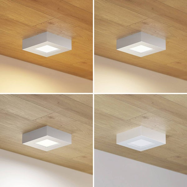 Quadratische LED-Deckenleuchte in vier verschiedenen Farbtemperaturen an einer Holzdecke montiert.