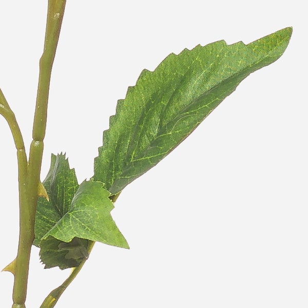 Detail eines braunen künstlichen Pflanzenstängels aus Kunststoff.