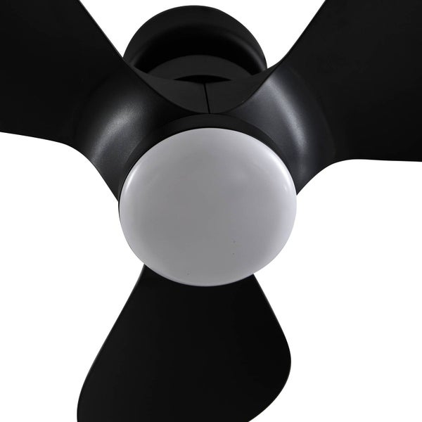 Schwarzer Deckenventilator mit Licht, drei Flügeln und runder Abdeckung.