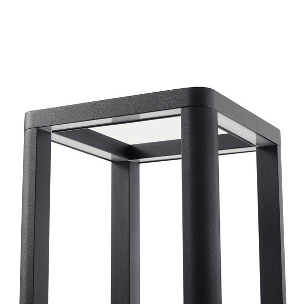 Detailansicht des Kopfes einer schwarzen, quadratischen Außenleuchte aus Metall.