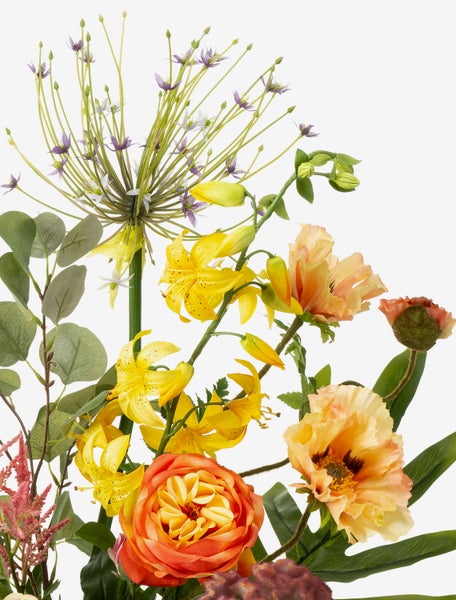 Künstliche Gerbera-Blüte mit gelben Blütenblättern und grüner Mitte an einem dünnen Stiel.