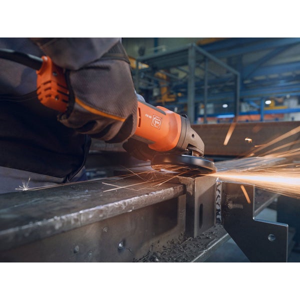 Metallarbeiter beim Schleifen von Metall mit einem Winkelschleifer