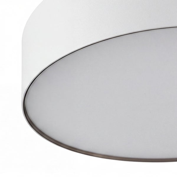 Nahaufnahme einer modernen, runden Deckenlampe in Weiß mit einem Diffusor für gleichmäßiges Licht.