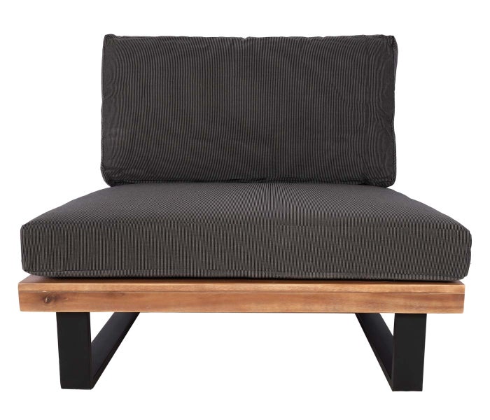 Modernes Lounge-Mittelteil mit Holzgestell, schwarzen Metallbeinen und dunkelgrau gestreiften Sitz- und Rückenkissen für Garten oder Terrasse.