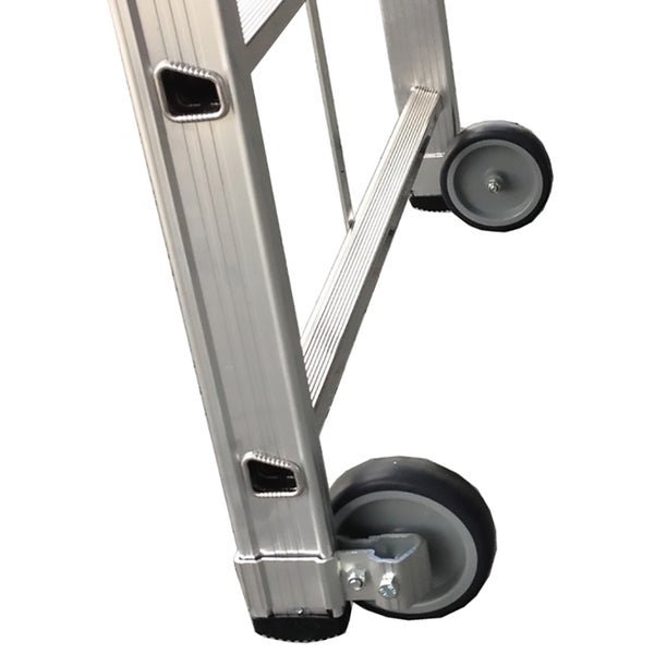 Detailansicht einer Aluminiumleiter mit Rädern