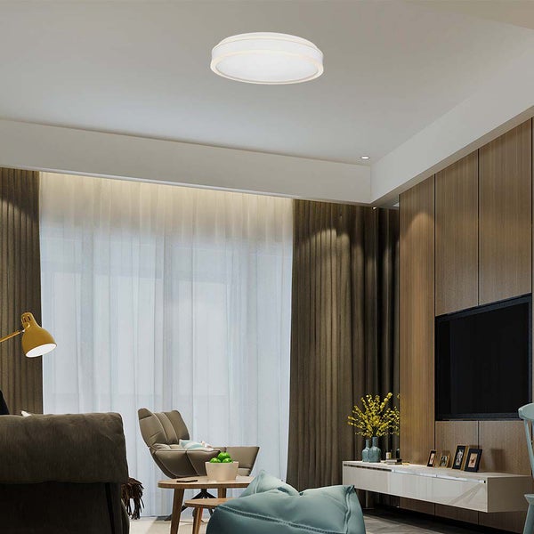 Wohnzimmer mit Deckenleuchte, Fernseher und Vorhängen