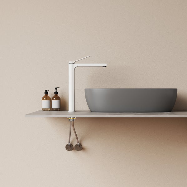 Modernes Waschbecken auf Konsole mit hoher Waschtischarmatur und zwei Seifenspendern im minimalistischen Badezimmerdesign.