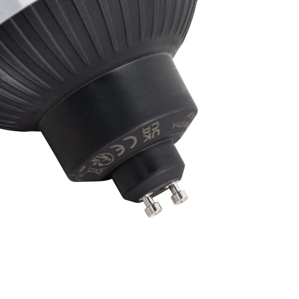 Sockel eines LED Leuchtmittels mit GU10 Stiften, Europäischer Konformitätskennzeichnung, britischer Konformitätskennzeichnung und Entsorgungssymbol.