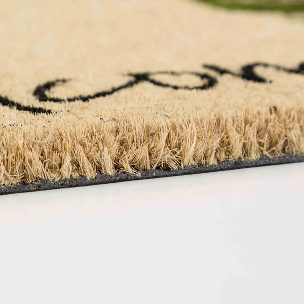 Detailaufnahme einer Fußmatte aus Kokosfaser mit dunkler Schrift