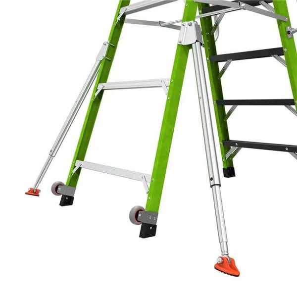 Unterer Teil einer grünen Stufenleiter mit silbernen teleskopierbaren Auslegern zur Stabilisierung, Transportrollen und orangefarbenen Standfüßen.