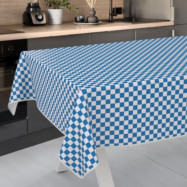 Tisch mit blau-weiß karierter Tischdecke in Küchenumgebung