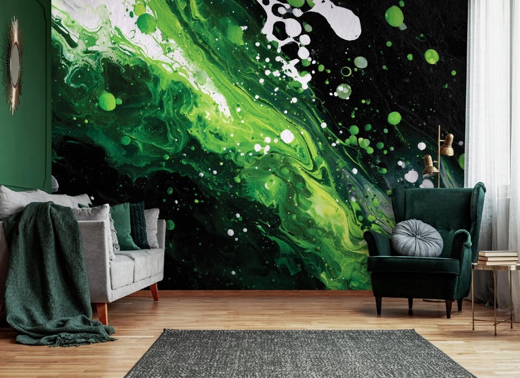 Wohnzimmer mit Sofa, Sessel und abstrakter Fototapete in Grün- und Schwarztönen als Blickfang.