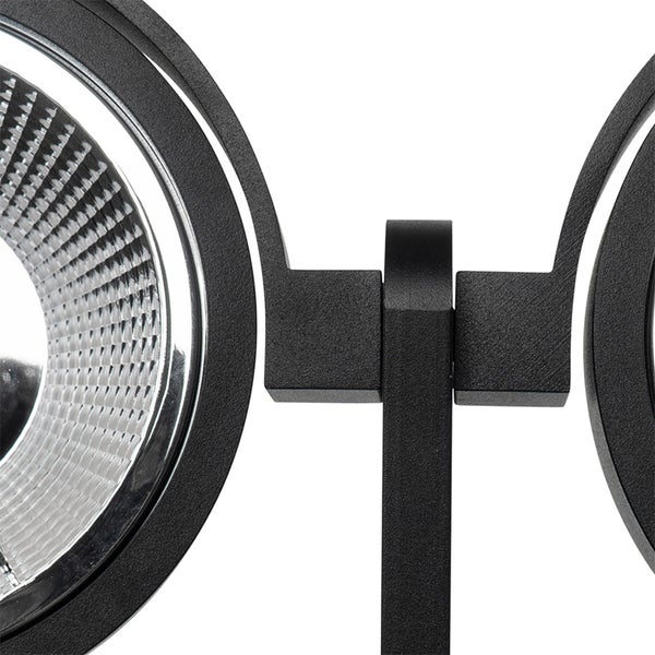 Detailaufnahme einer schwarzen Deckenleuchte mit zwei Strahlern.