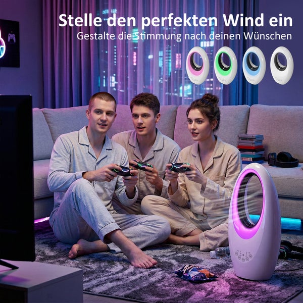 Drei Personen spielen Videospiele in einem hellen Wohnzimmer mit einem rotorlosen Tischventilator mit LED-Ring.