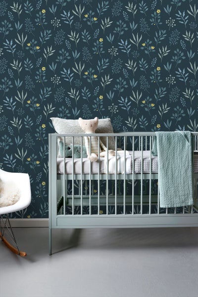 Babyzimmer mit Kinderbett und Blumentapete