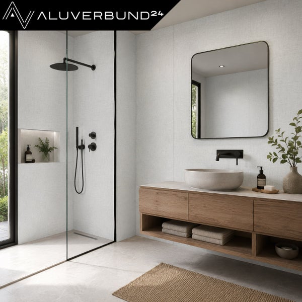 Modernes Badezimmer mit ebenerdiger Dusche, Waschtisch aus Holz und Wandverkleidung in strukturierter Optik für eine helle und offene Atmosphäre.