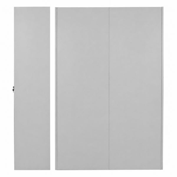Ein moderner Metallspind oder Schrank mit einer Einzeltür mit Schloss und einem Doppeltürelement.