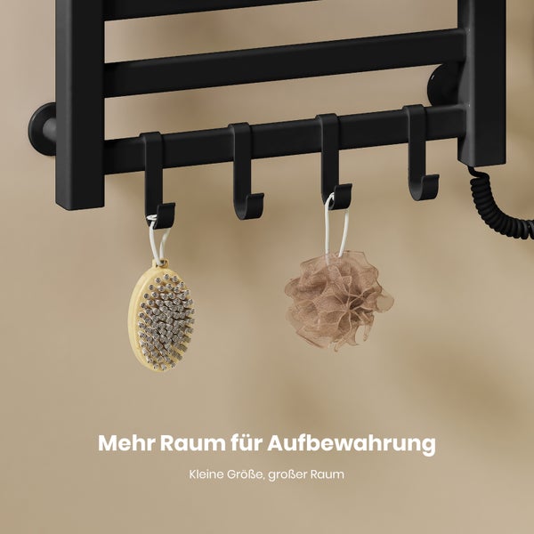 Handtuchheizkörper in Schwarz mit Haken für Badzubehör wie Massagebürste und Duschschwamm.
