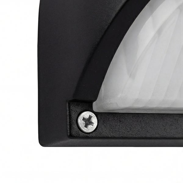 Detailaufnahme einer schwarzen Außenleuchte mit Schraube und durchscheinendem Lampenschirm