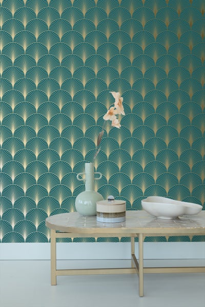 Raumansicht mit Wandtapete mit Fächermuster, Tisch mit Dekorationsobjekten