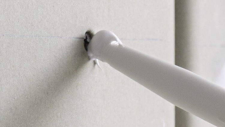 Auftragen von Dichtmasse auf eine Trockenbauwand