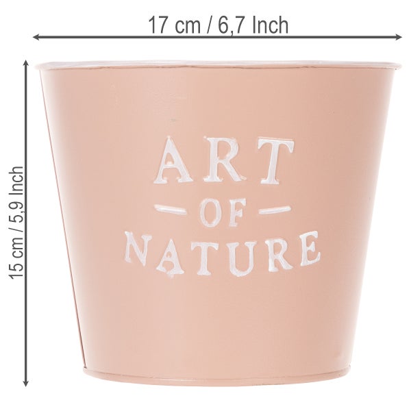 Rosafarbener Übertopf aus Metall mit dem Schriftzug Art of Nature, Durchmesser 17 Zentimeter, Höhe 15 Zentimeter.