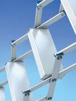 Nahaufnahme einer Scherentreppe aus Metall mit gerippten Stufen und Scherenmechanismus.