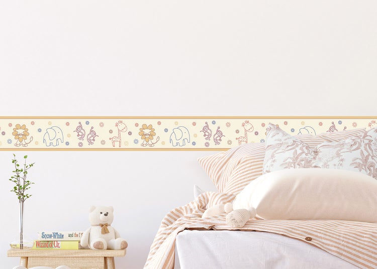 Tapetenbordüre für Kinderzimmer mit Tiermotiven wie Löwe, Elefant und Giraffe an einer hellen Wand über einem Bett.