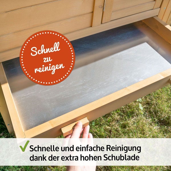 Herausziehbare, extra hohe Schublade eines Kleintierstalls aus Holz mit verzinkter Metallwanne für eine einfache Reinigung.
