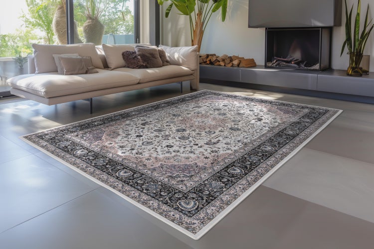Ein rechteckiger Orientteppich mit detailliertem floralem Muster liegt auf einem modernen Wohnzimmerboden vor einem Sofa und Kamin.