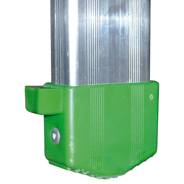 Detailaufnahme des Fußes einer Aluminiumleiter mit grüner Kunststoffummantelung.