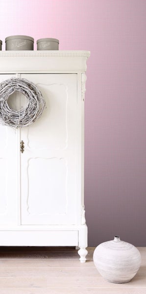 Dekorative Inneneinrichtung mit Schrank, Kranz und Vase