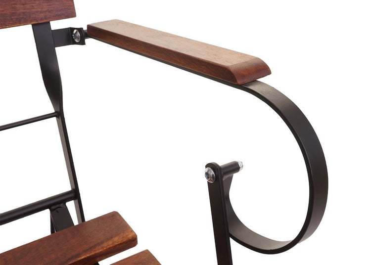 Detailansicht eines Gartenstuhls mit Armlehne aus Holz und Metall