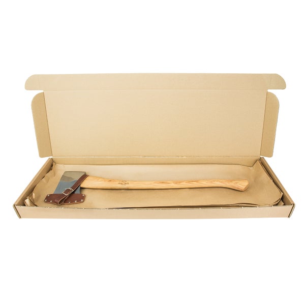 Forstbeil mit Holzstiel und Lederschneidenschutz in einem Pappkarton