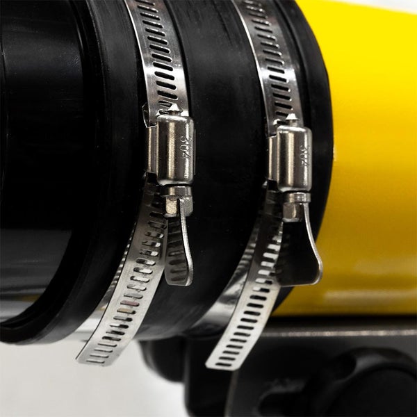 Zwei Rohre mit Schlauchschellen befestigt