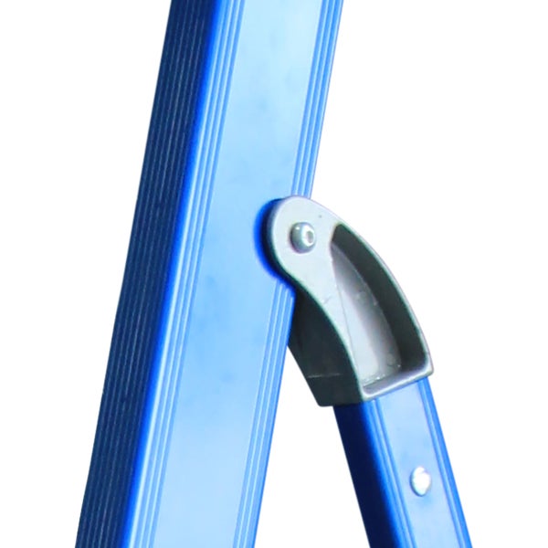 Detailansicht einer blauen Leiter mit Verbindungselement