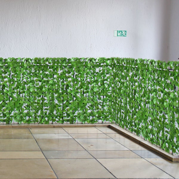 Sichtschutzmatte aus Kunststoff mit Blättern als Dekoration
