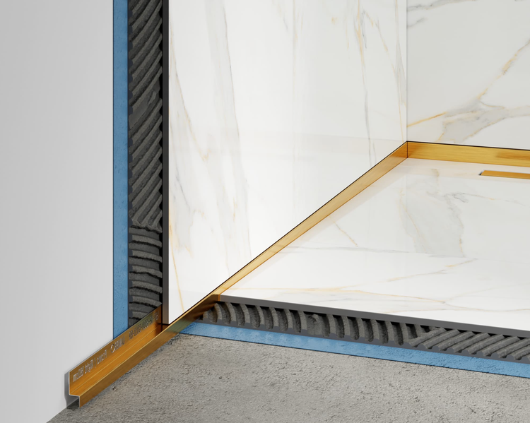 Fliesenkantenprofil in Goldoptik an einem Wand-Boden-Übergang in einer Dusche mit Marmorfliesen und sichtbarem Schichtaufbau.