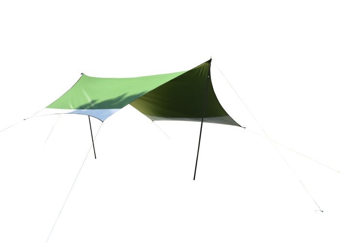 Grünes Sonnensegel mit Aufstellstangen und Spannschnüren für Garten und Camping.