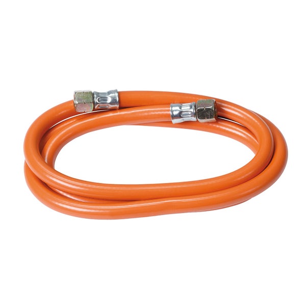 Orangefarbener Gasschlauch mit Metallanschlüssen an beiden Enden für Gasgeräte.