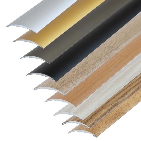 Übergangsprofile für Bodenbeläge in verschiedenen Metallic-Oberflächen und Holzdekoren.