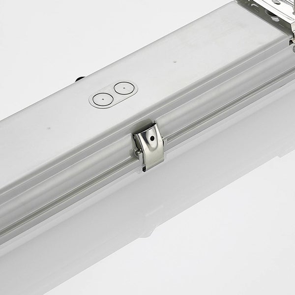 Detailansicht einer Wannenleuchte mit einem Verschlussclip aus Metall und Kabeleinführungen im Gehäuse.