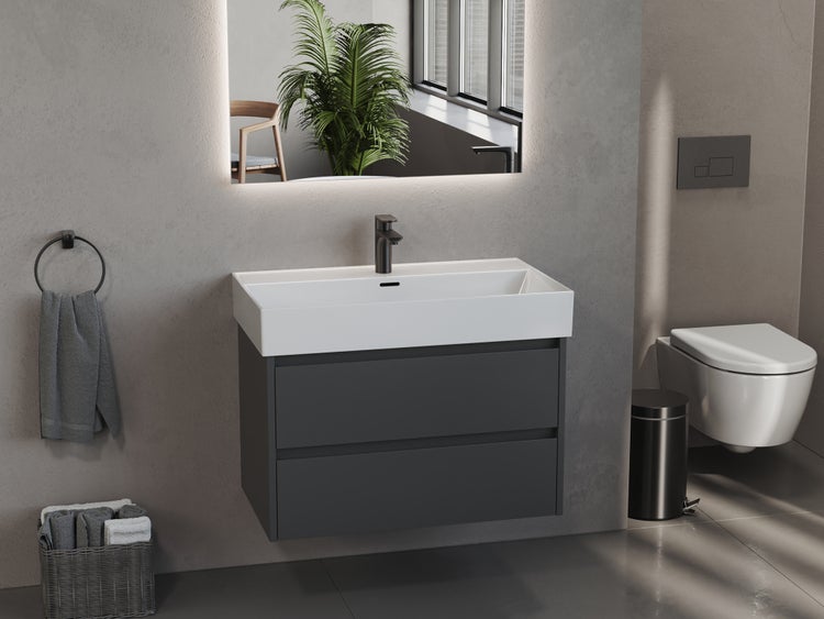 Modernes Badezimmer mit dunkelgrauem Hängewaschbeckenunterschrank, weißem Waschtisch, schwarzer Armatur, beleuchtetem Spiegel und Wand-WC.
