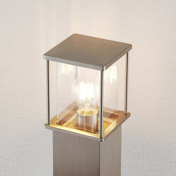 Eckige Wegeleuchte aus Edelstahl mit Glaseinsatz und sichtbarem Leuchtmittel Fassung E27 maximal 20 Watt.