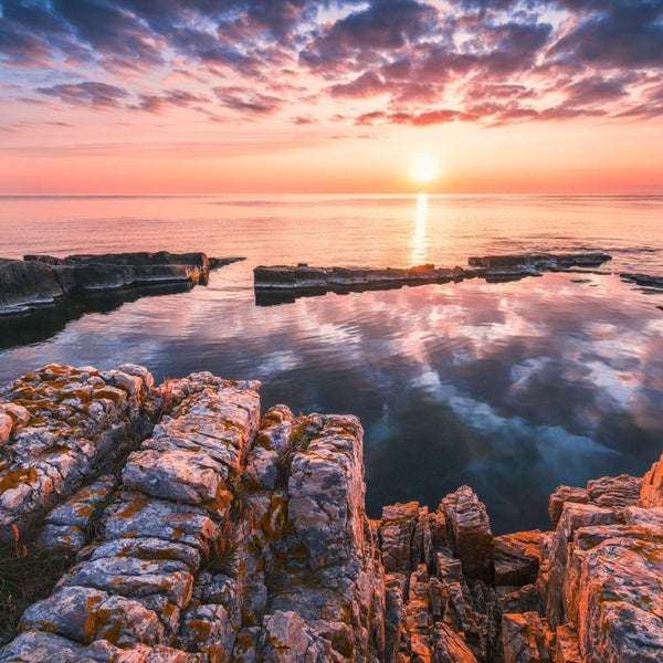 Sonnenaufgang über einem Felsvorsprung am Meer