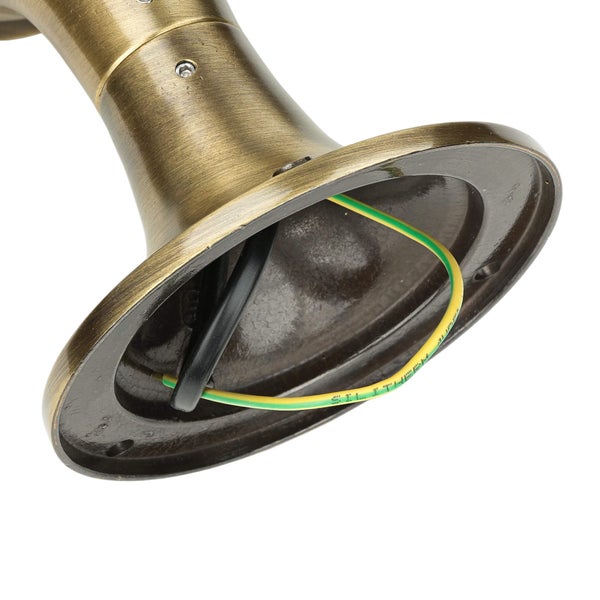 Detailaufnahme einer bronzefarbenen Wandleuchte mit freiliegenden Kabeln zur Installation.