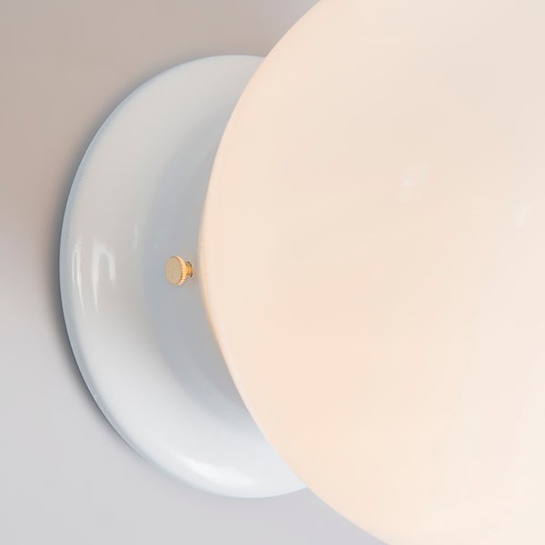 Wandleuchte mit kugelförmigem Lampenschirm